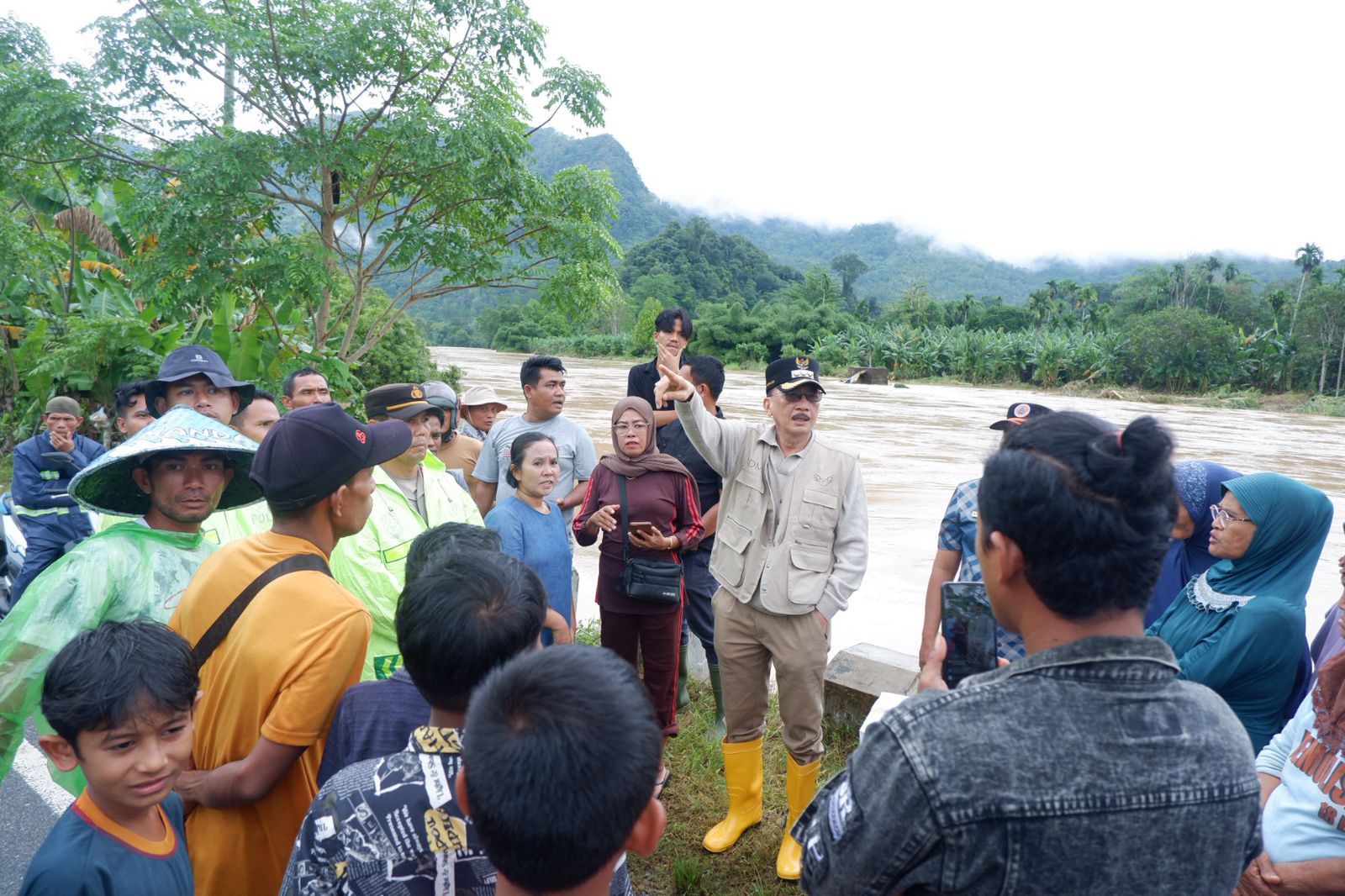 Bupati Pessel, Hendrajoni, berdialog dengan masyarakat saat melakukan kunjungan warga yang terdampak banjir di Kecamatan Koto XI Tarusan. (Dok Prokopim)