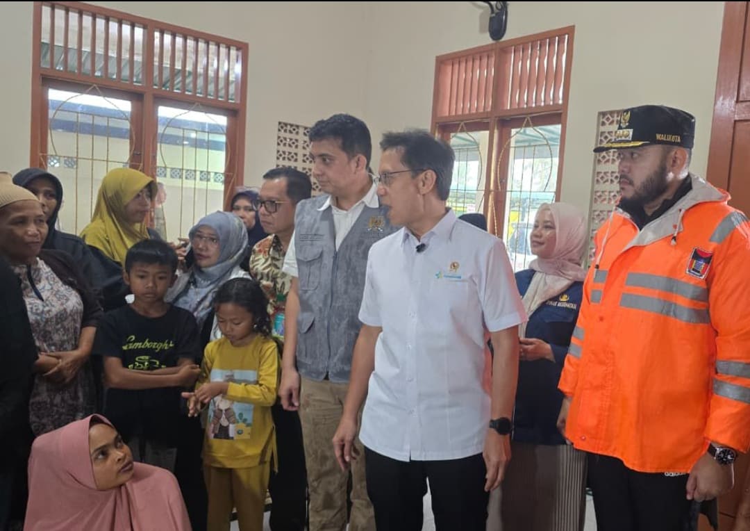 Wali Kota Padang Fadly Amran mendampingi kunjungan Menteri Kesehatan RI saat meninjau dampak bencana hidrometeorologi di Kecamatan Koto Tangah, Jumat (28/11/2025).(Foto: Prokopim)