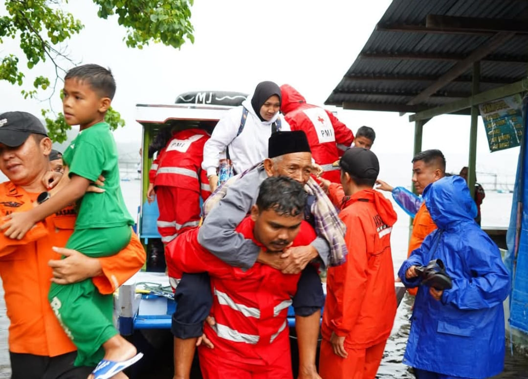 Evakuasi warga Nagari Padang Laweh Malalo dilakukan menggunakan perahu melintasi Danau Singkarak setelah banjir bandang mengisolir akses darat di Kabupaten Tanahdatar.(Foto: Prokopim)