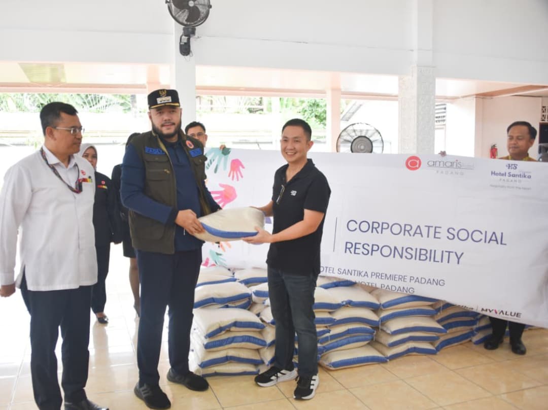 Wali Kota Padang Fadly Amran menerima langsung bantuan dari Santika, Amaris, dan Honda Gajah Tunggal untuk warga terdampak bencana.(Foto: Prokopim)