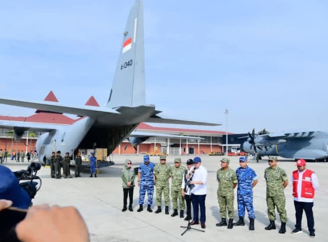 Sekretaris Kabinet Teddy Indra Wijaya memimpin langsung pengiriman 4 pesawat TNI berisi bantuan bencana ke Aceh, Sumatera Utara dan Sumatera Barat atas instruksi Presiden Prabowo.(Foto: FB Setkab)