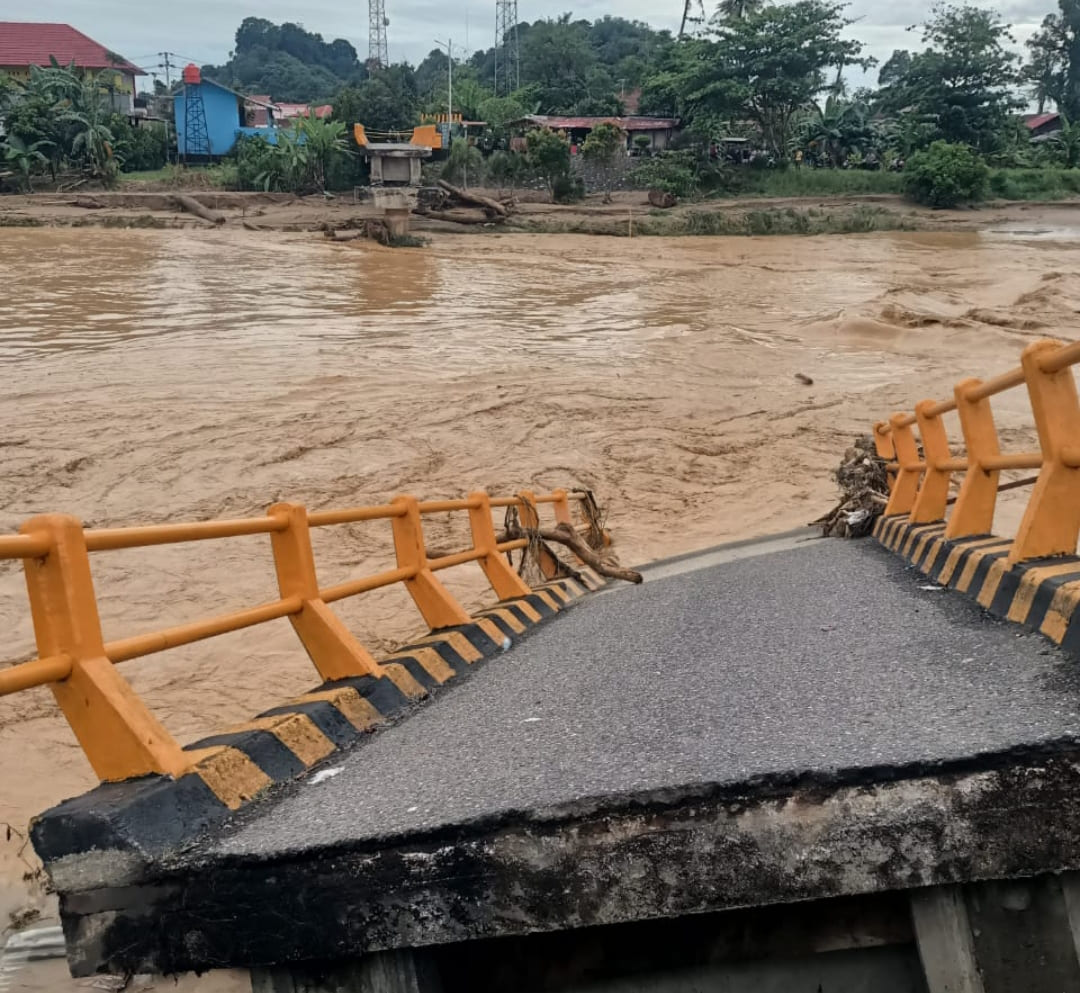 Jembatan akses warga Surau Gadang dan Kampung Koto Nanggalo Padang yang terputus akibat banjir bandang.(Foto: Fitra Mulia for Padek)
