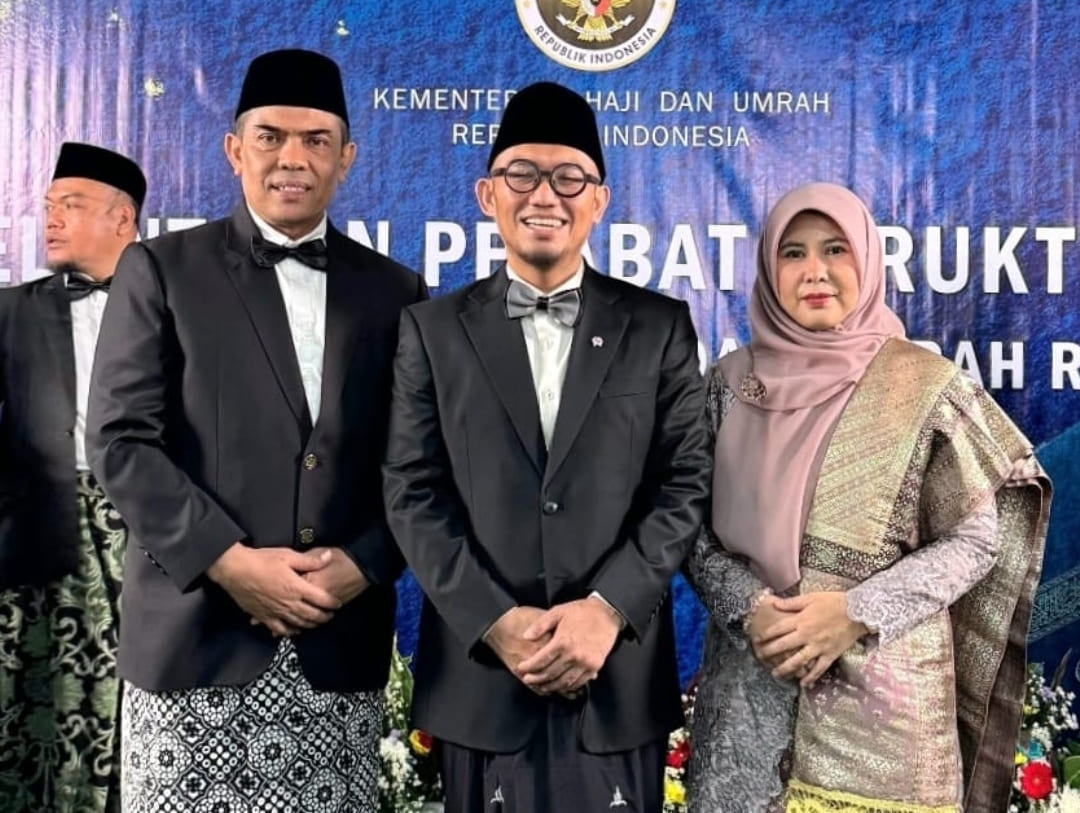 M Rifki bersama istri dan Wakil Menteri Dahnil Anzar Simanjuntak (tengah)usai pelantikan Plt Kakanwil Kementerian Haji dan Umrah Sumatera Barat, Jakarta, 28 November 2025.(Foto: Humas)