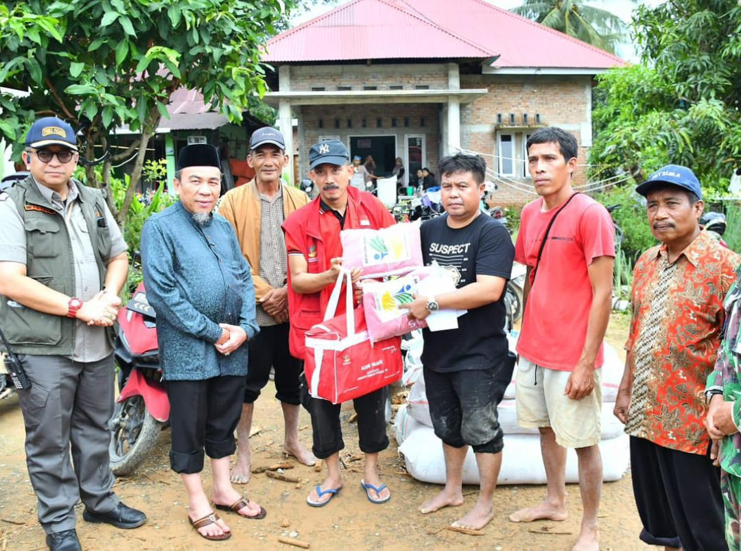 Wakil Wali Kota Padang Maigus Nasir menyerahkan bantuan tanggap darurat bagi warga terdampak banjir bandang di Guo, Kuranji. (Foto: Prokopim)