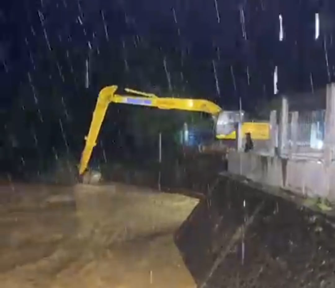 Alat berat terus dikerahka mengeruk sedimentasi di intake Kampung Koto Kecamatan Nanggalo Padang Kamis malam (27/11/2025).