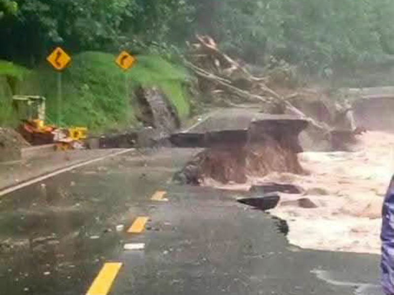 Jalan Padang&ndash;Bukittinggi lumpuh total setelah badan jalan di Lembah Anai Tanahdatar amblas akibat hujan deras dan erosi, Jumat (28/11/2025).