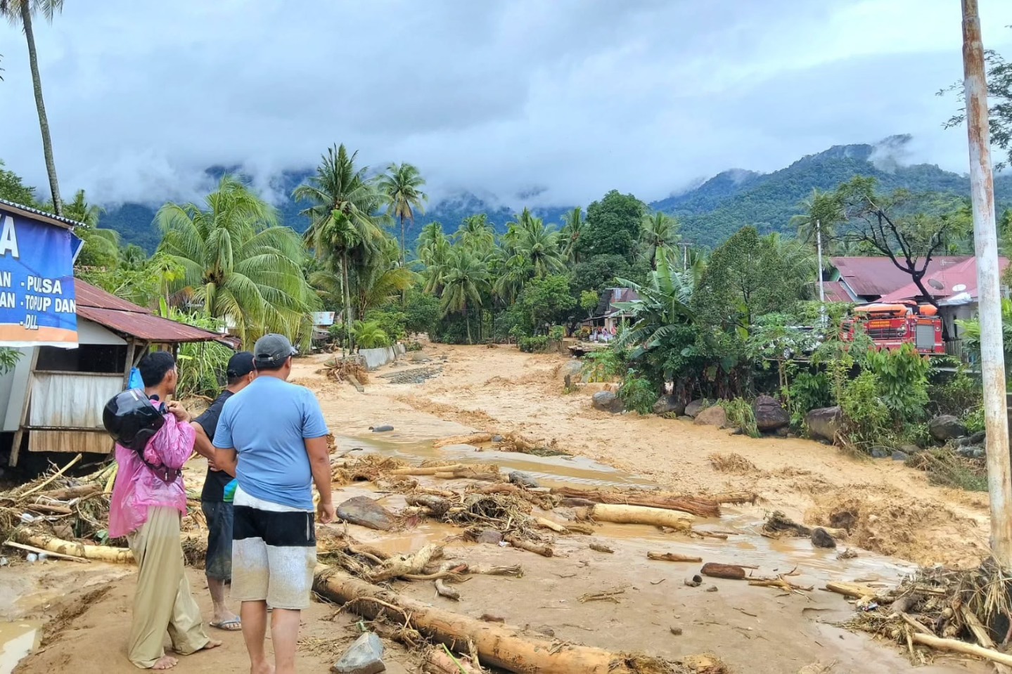 Banjir bandang yang melanda kawasan Guo, Kelurahan Kuranji, Kecamatan Kuranji, yang dilanda banjir bandang, Jumat (27/11/2025).