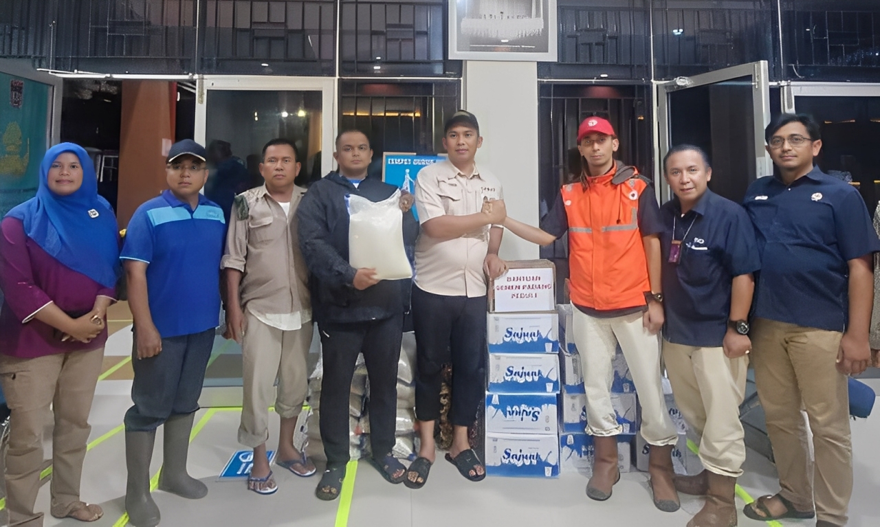 Penyerahan bantuan bencana dari Kepala Unit Komunikasi & Kesekretariatan PT Semen Padang Ilham Akbar kepada Camat Lubuk Begalung Nofiandi Amir, Kamis malam (28/11/2025)