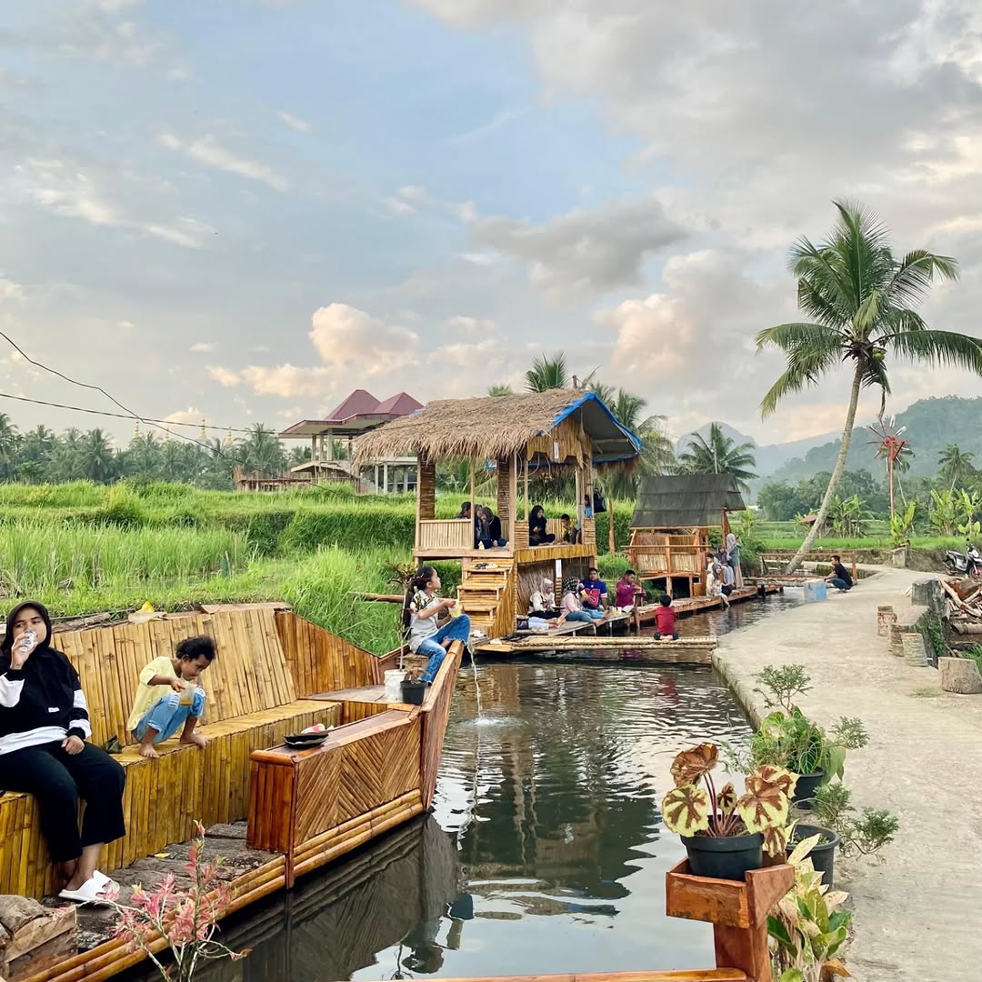 Pengunjung saat menikmati suasana santai di Banda Gadang.
