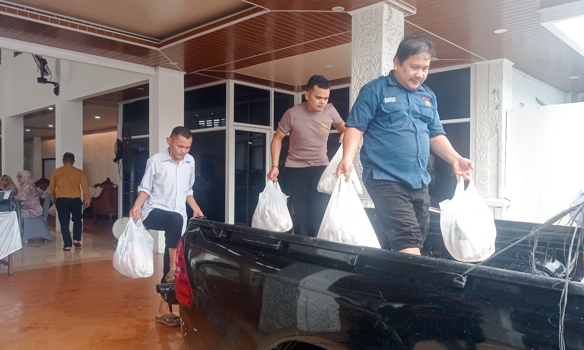 Bantuan di Posko Utama Padang langsung didistribusikan ke pengungsian, Jumat (28/11/2025). Lebih dari 27 ribu warga terdampak bencana cuaca ekstrem di Kota Padang Tercinta.