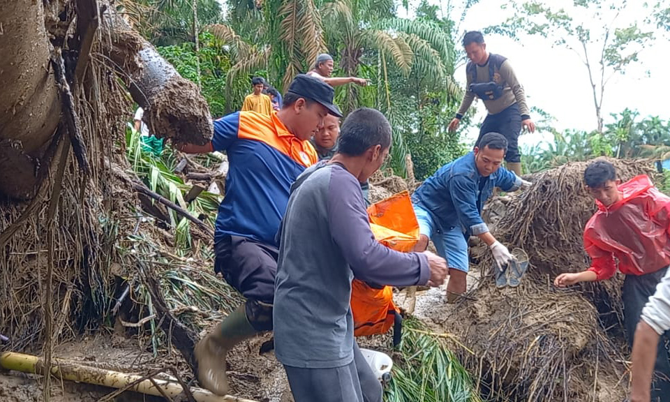Tim SAR gabungan saat mengevakuasi korban banjir bandang di Nagari Salareh Aia Timur, Agam, Jumat (28/11/2025). (Foto: BPBD Agam)