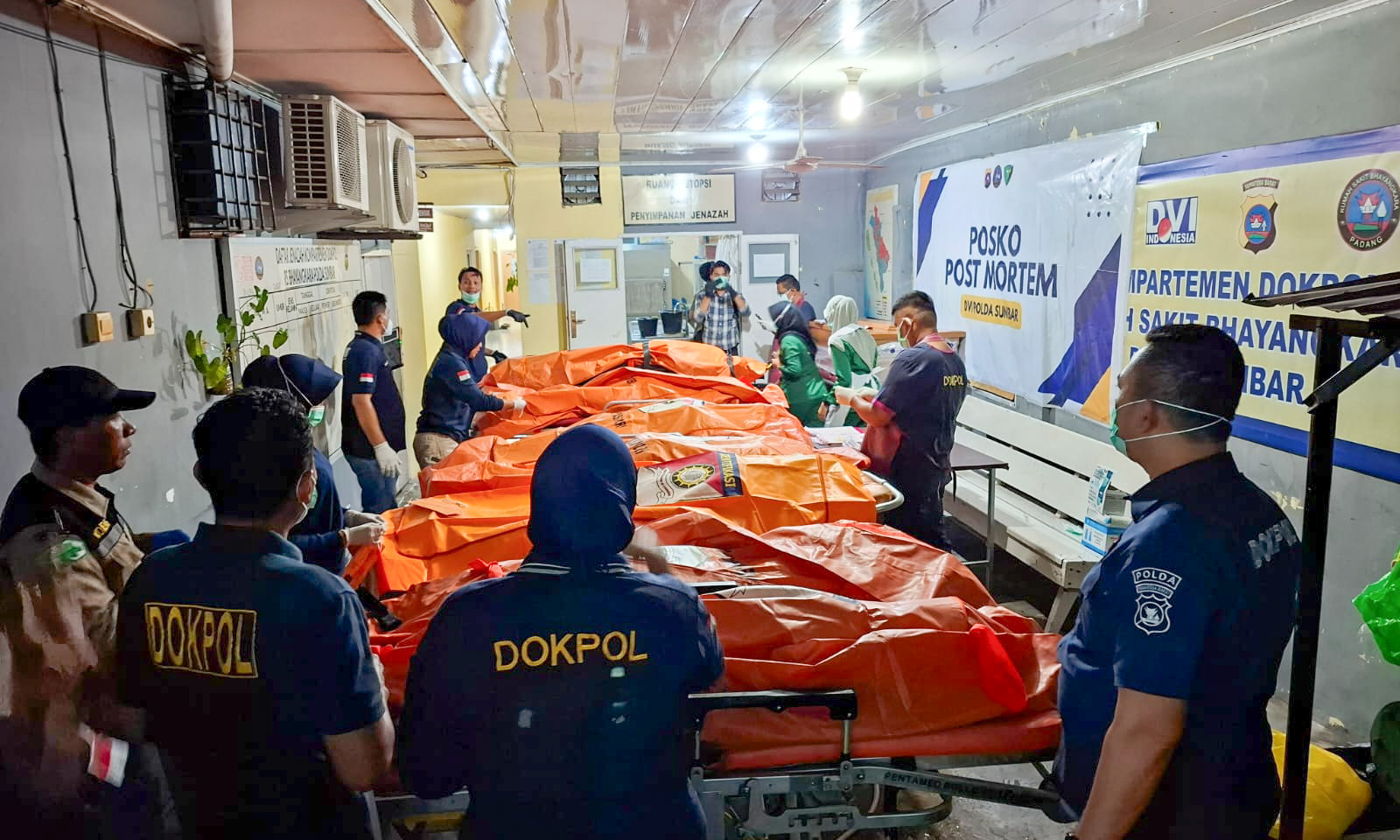 Polda Sumbar mengidentifikasi korban bencana banjir bandang Sumbar di RS Bhayangkara Padang, Kamis malam (27/11/2025). (Foto: Biddokkes Polda Sumbar)