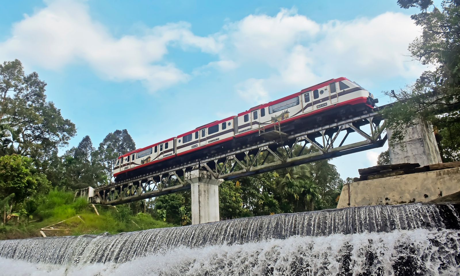 Jalur rel Duku&ndash;BIM kembali normal pukul 01.30 WIB, Jumat (28/11/2025). KA Minangkabau Ekspres jadi perjalanan pertama usai pengecekan keselamatan KAI.