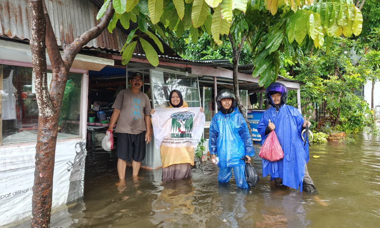 Penyaluran bantuan untuk korban banjir di Padang oleh KAMMI Sumbar, Kamis (27/11/2025). (Foto: Mengki Kurniawan/Padeks)