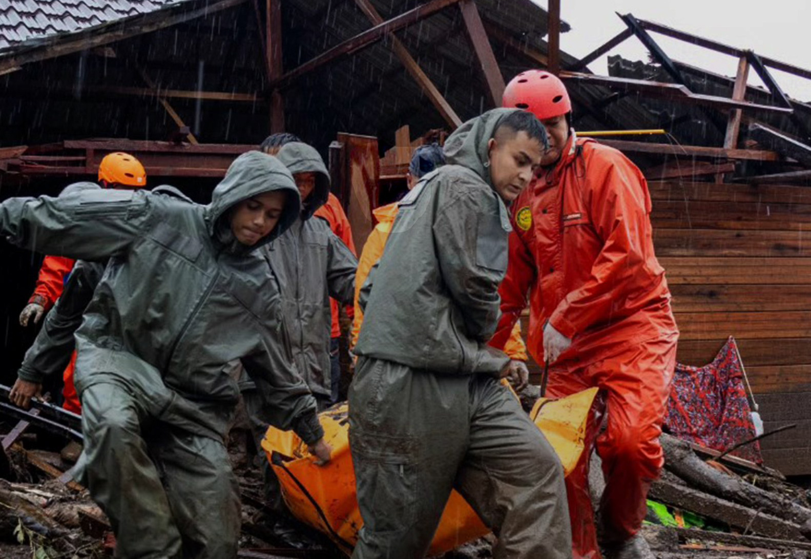 Hingga Jumat (28/11/2025) pukul 20.00 WIB tercatat 74 orang meninggal dunia akibat banjir bandang (galodo) di Kabupaten Agam. Proses evakuasi korban oleh tim gabungan. (Foto: BPBD Agam)