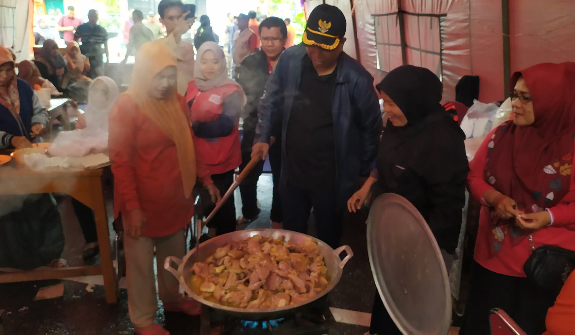 Wakil Wali Kota Pariaman Mulyadi mengaduk gulai ayam di posko Durian Gadang Pariaman Utara, Jumat (28/11/2025).