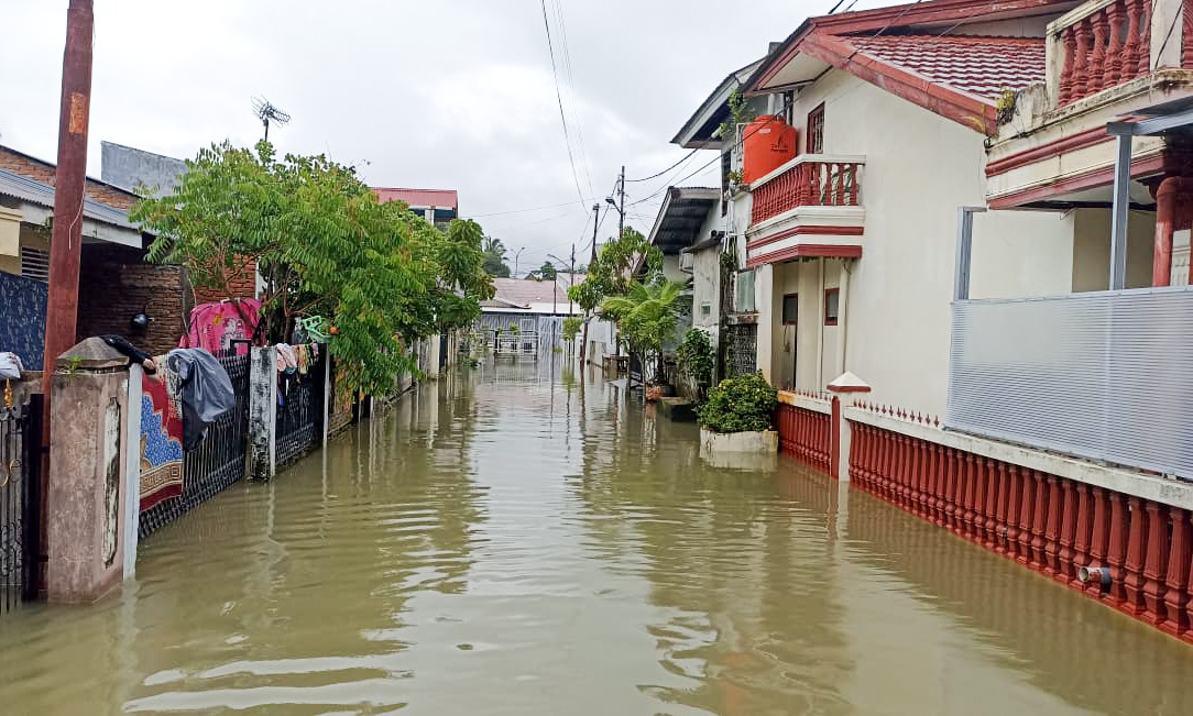 Banjir susulan merendam perumahan Mutiara Putih Padang. Drainase tersumbat, ribuan warga terdampak, pemerintah diminta segera normalisasi saluran. (Foto: Fadli Zikri/Padeks)