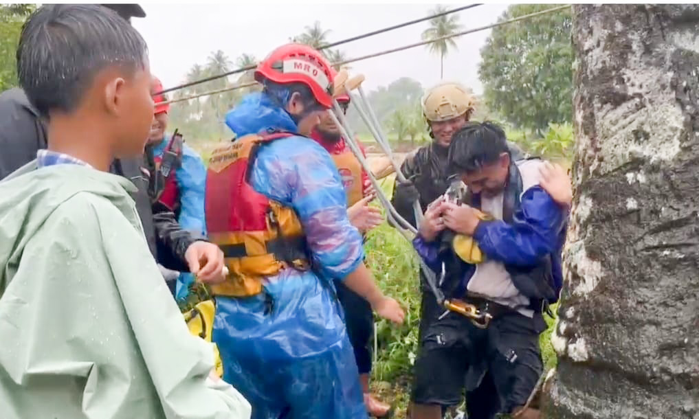 TRC Semen Padang evakuasi tiga warga terjebak banjir Sungai Batang Kuranji dan perkuat layanan kedaruratan bencana di Kota Padang.