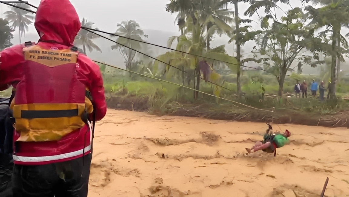 TRC Semen Padang mengevakuasi tiga warga terjebak banjir di Sungai Batang Kuranji, Padang, lewat operasi tactical rescue dramatis, Kamis (27/11/2025).