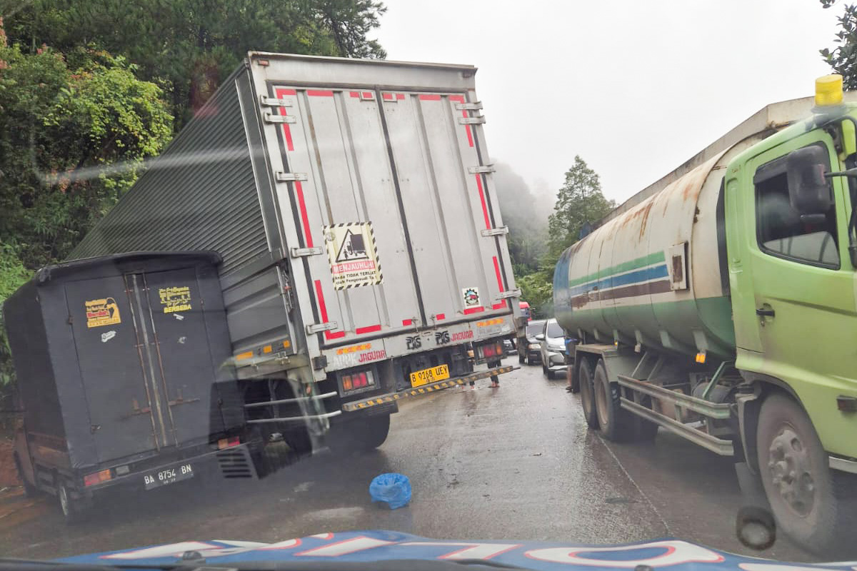 Kecelakaan beruntun libatkan 8 kendaraan di Sitinjau Lauik Padang. Diduga truk rem blong, polisi berlakukan sistem buka-tutup jalan.
