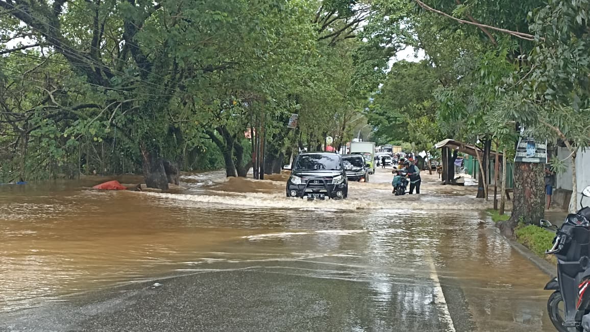 Situasi ruas Jalan Tunggul Hitam terendam banjir mengakibatkan puluhan motor mogok, Jumat (28/11/2025). (Foto: Fadli Zikri/Padeks)