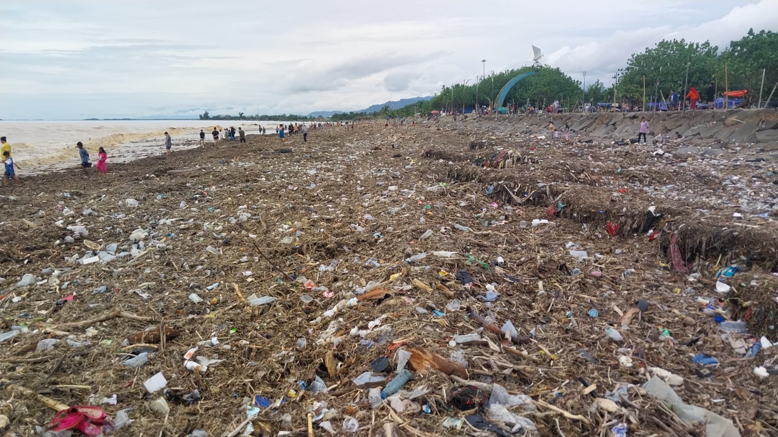 Ribuan ton sampah menumpuk di Pantai Padang usai banjir bandang. Kondisi Taplau kotor dan berbau, Jumat sore, (28/11/2025). (Foto: Mengki Kurniawan/Padeks)