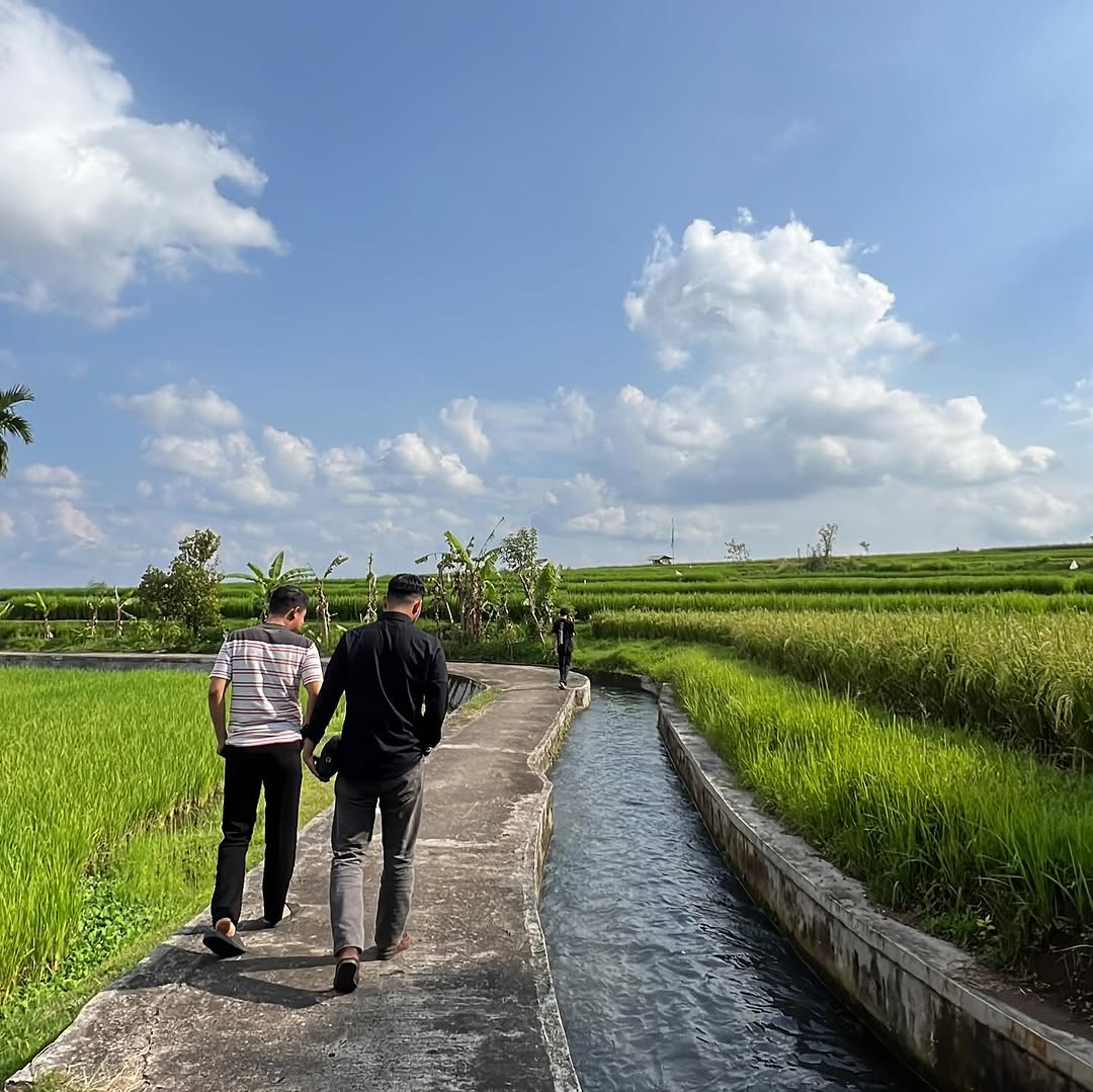 Pengunjung berjalan santai di kawasan wisata Banda Gadang.