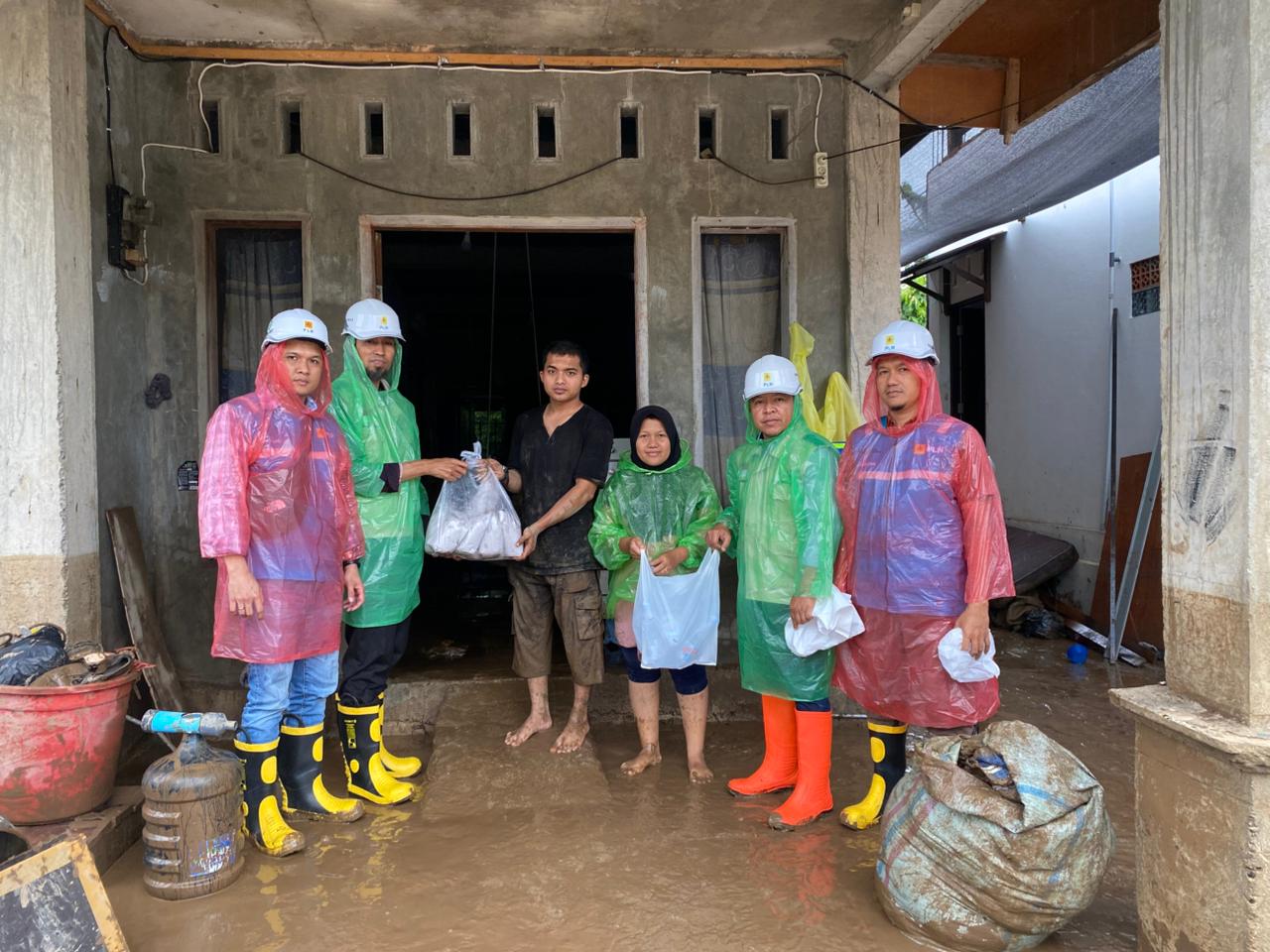 YBM PLN UP3 Padang salurkan bantuan makanan bagi korban banjir dan longsor di Lubuk Minturun dan Gunung Pangilun, Kota Padang.