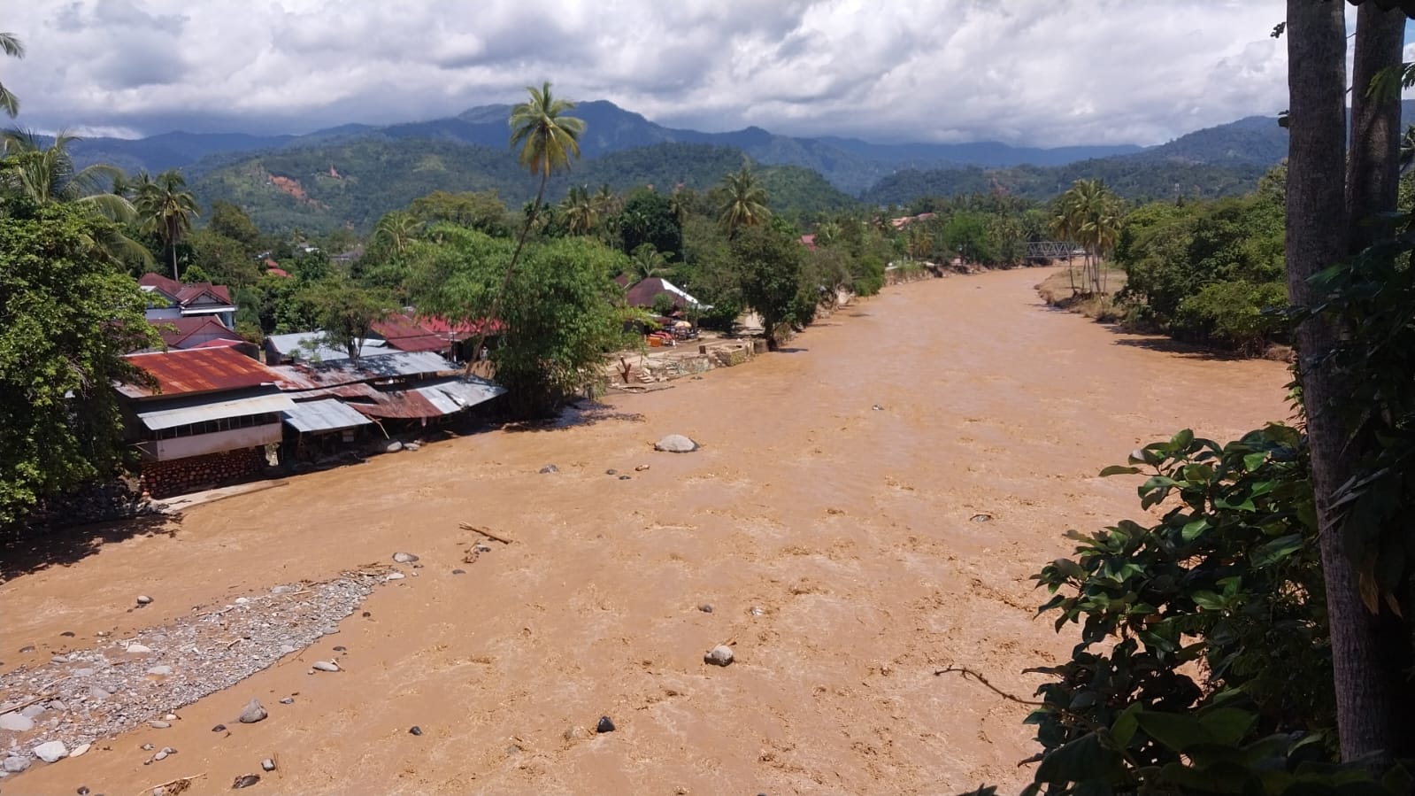 Banjir bandang meluluhlantakkan Lubuk Lukum, Padang. Warung dan wisata Ikan Larangan hilang, warga kehilangan mata pencaharian, Sabtu (29/11/2025). (Foto: Mengki Kurniawan/Padeks)