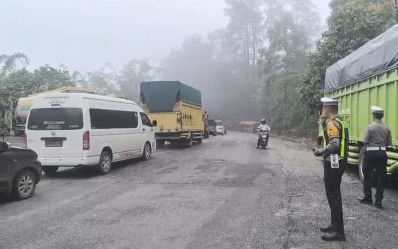 Satlantas Polres Solok saat melakukan pengaturan lalu lintas di Batas Kota Solok-Padang, Jumat (28/11/2025). (Foto: Satlantas Polres Solok)