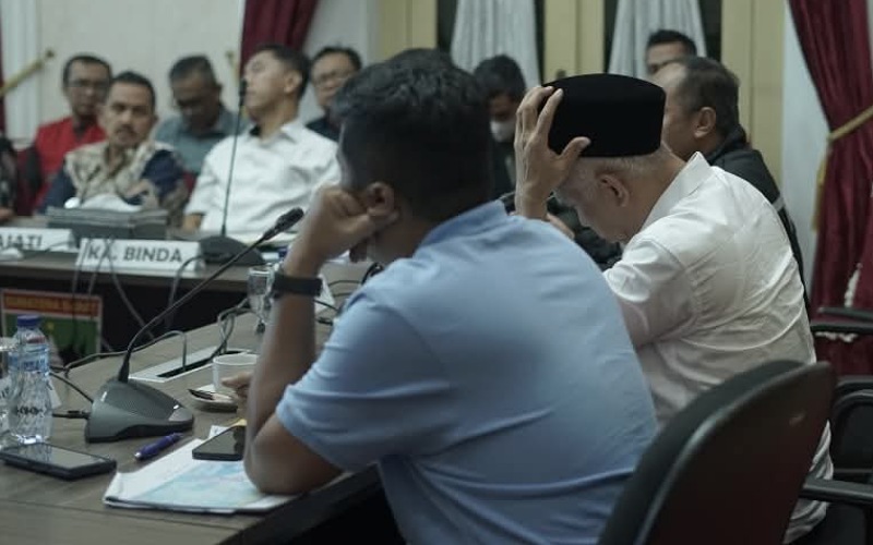 Pemprov Sumbar kumpulkan data bencana terpusat mulai besok. Gubernur Mahyeldi tekankan pembukaan akses jalan dan koordinasi lintas lembaga, Sabtu (29/11/2025).