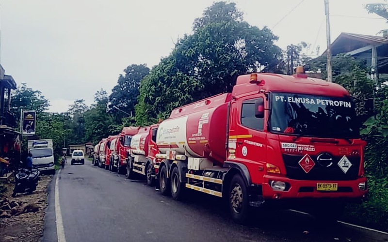 Mobil tangki Pertamina bersiap mengantarkan pasokan BBM dari Terminal BBM Sibolga, Sumatera Utara.