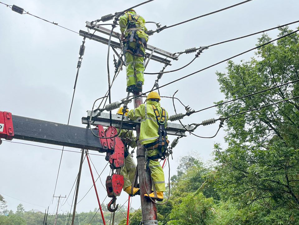 Pe Petugas PLN memulihkan listrik Sumbar pascasiklon Senyar. Sebanyak 52% penyulang kembali menyala, pemulihan terus dilakukan di titik terdampak, Sabtu (29/11/2025).