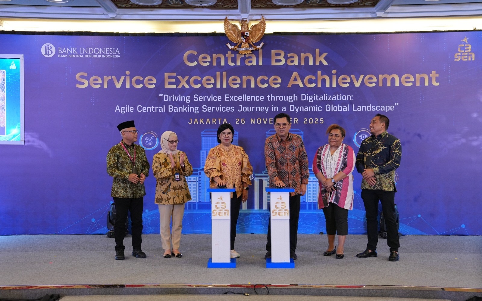 Deputi Gubernur Senior BI Destry Damayanti dan Deputi Bidang Pelayanan Penanaman Modal Kemeninves Andi Maulana dalam acara CBSEA 2025 di Jakarta, Rabu (26/11).