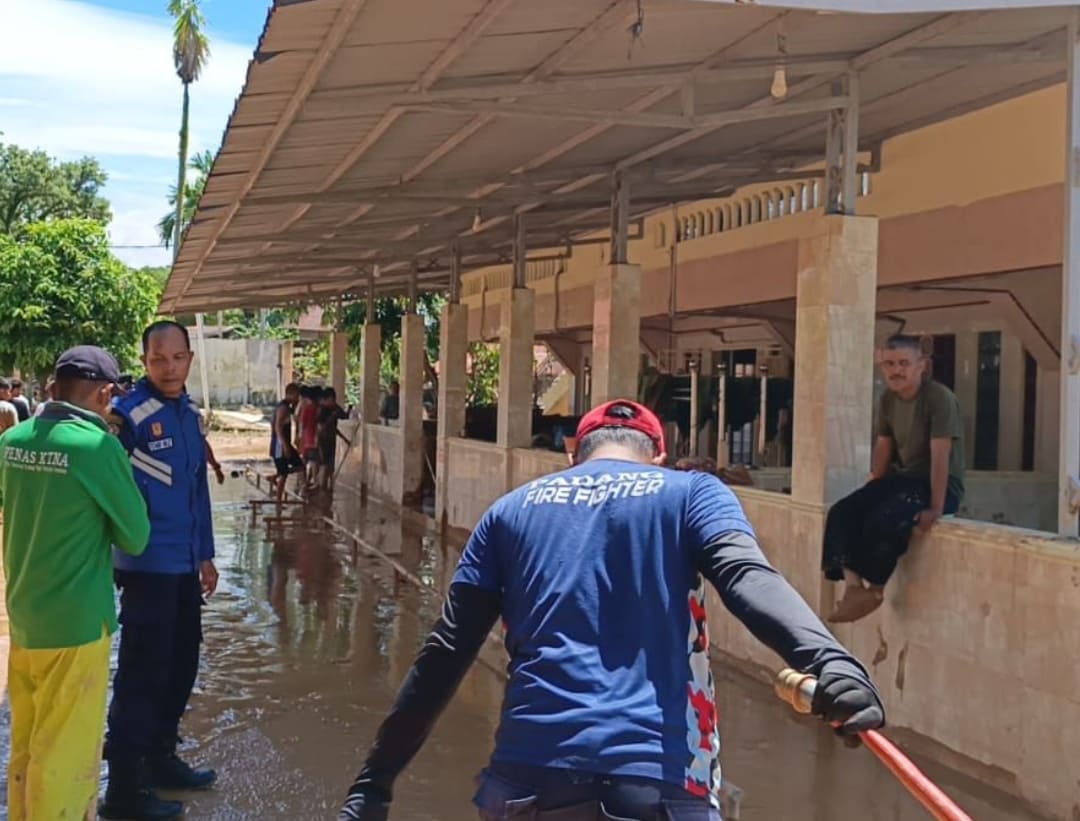 Petugas gabungan membersihkan sisa material banjir bandang di Kota Padang, Sabtu (29/11/25). (Foto: Prokopim)