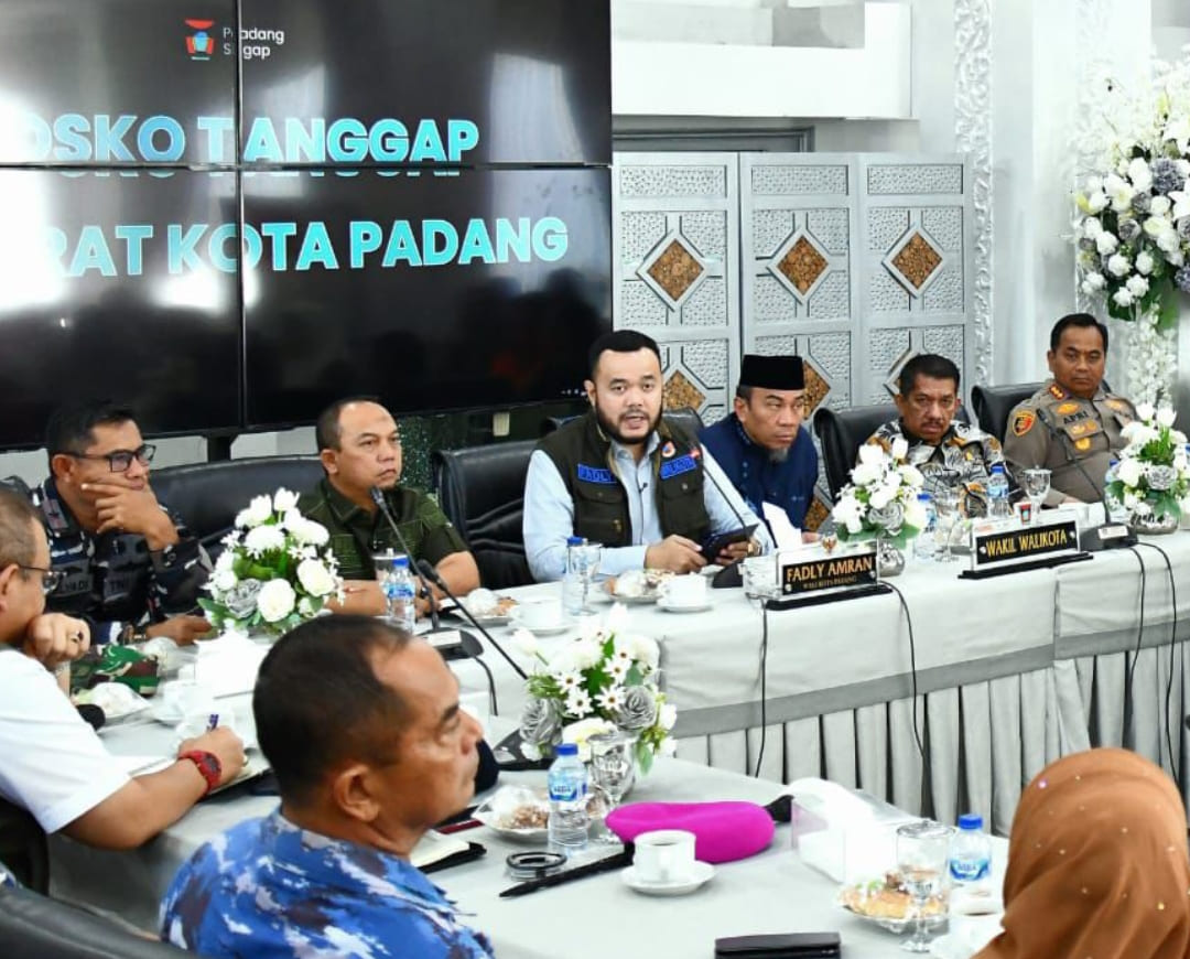 Wali Kota Padang pimpin rapat percepatan penanganan bencana banjir dan longsor di masa tanggap darurat hingga 8 Desember 2025.(Foto: Prokopim)