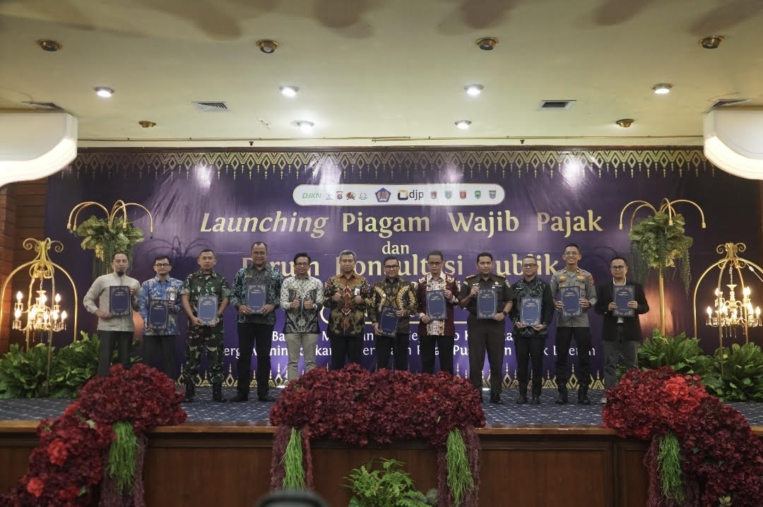 Kegiatan Launching Piagam Wajib Pajak dan Forum Konsultasi Publik Tahun 2025 di Balai Sidang Bung Hatta, Bukittinggi, Kamis (27/11).