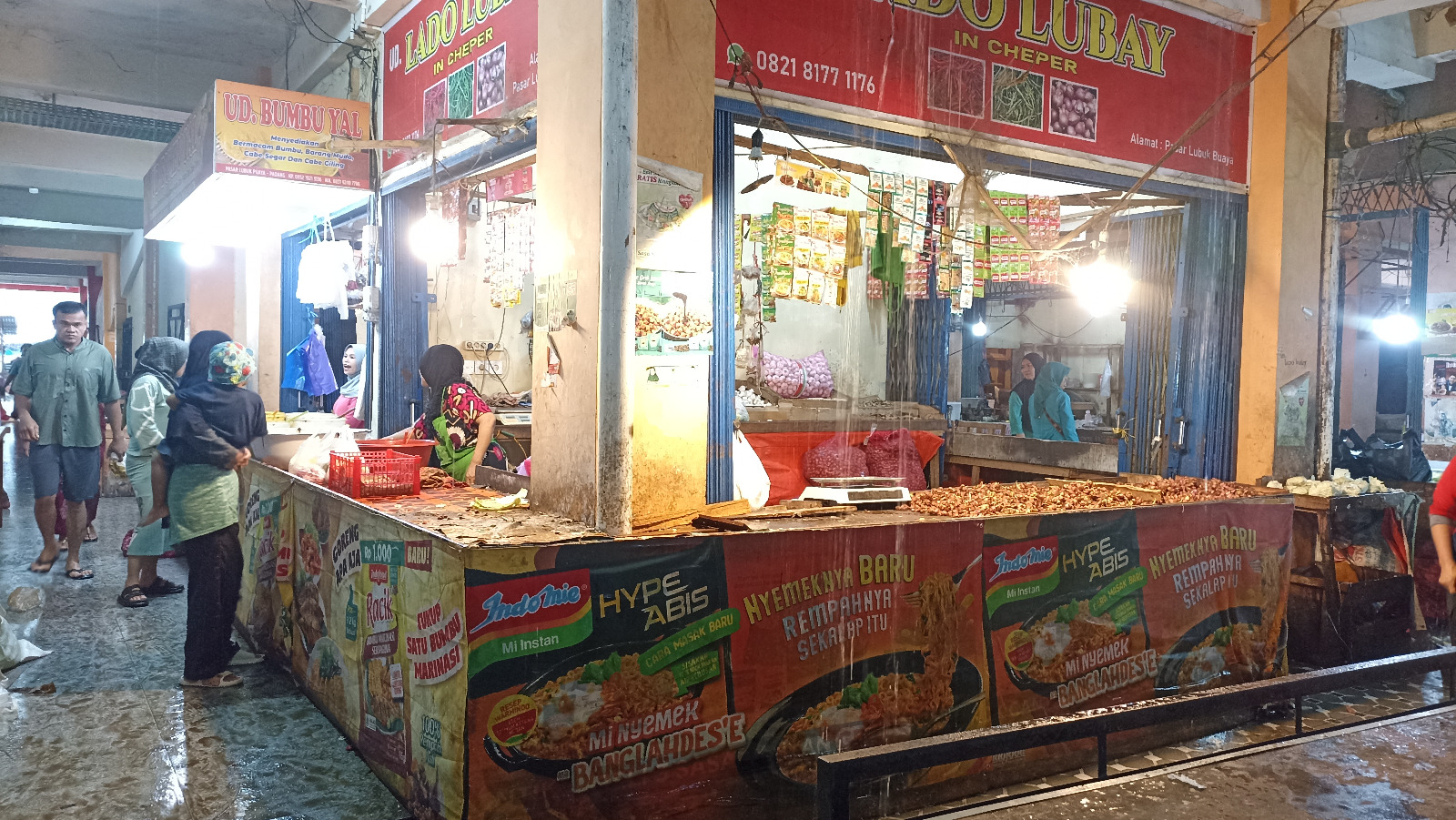 Kondisi di Pasar Lubukbuaya yang terlihat sepi saat cuaca buruk yang terjadi beberapa hari terakhir.