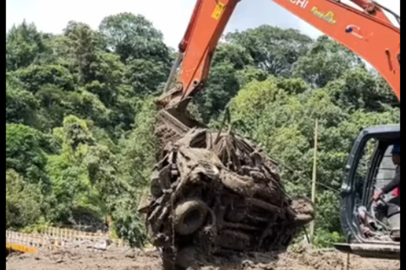 Proses evakuasi kendaraan yang tertimbun galodo, Sabtu (29/11). Kendaraan banyak yang berhenti di Jembatan Kembar karena terjadi longsor. Saat itulah terjadi galodo, Kamis pagi (27/11/2025).