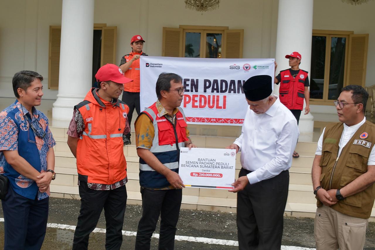 PT Semen Padang menyerahkan bantuan Rp210 juta kepada Pemprov Sumbar untuk warga terdampak bencana. Bantuan disalurkan melalui posko BPBD Sumbar, Jumat (28/11/2025).