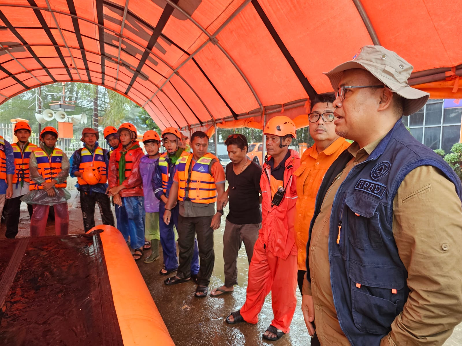 Sekretaris Daerah Provinsi Sumatera Barat, Arry Yuswandi, beri pengarahan di Posko Utama BPBD Sumbar, Jl Jend Sudirman, Padang.