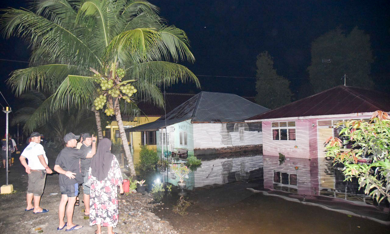 Genangan air yang memasuki pemukiman di Kelurahan Lohong, Kecamatan Pariaman Tengah, Jumat malam (28/11/2025).