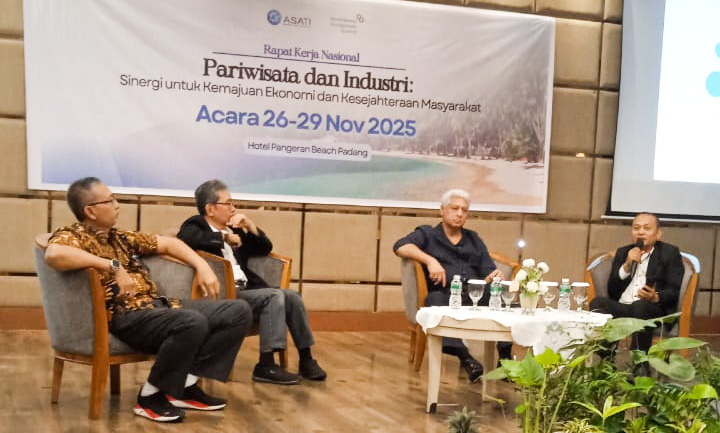 Diskusi panel Rakernas ASATI 2025 hadirkan Datu&rsquo; Paduka Sri Mirkhan, yang memaparkan akselerasi digital pada sektor perjalanan di Asia Tenggara.