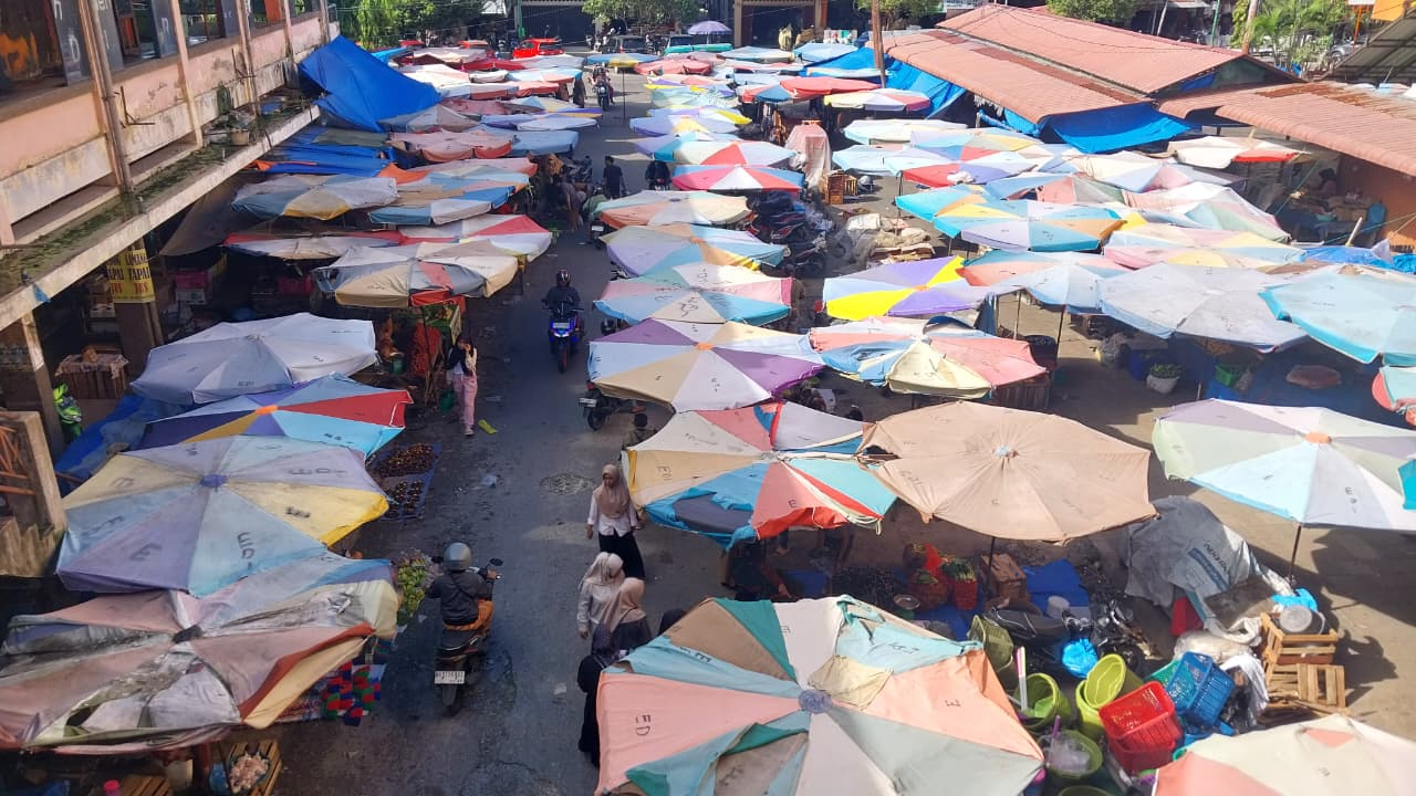 Kondisi Pasar Raya Padang yang mulai bergairah pascabencana dan cuaca ekstrem melanda Sumatera Barat, Sabtu (29/11/2025). (Foto: Mengki Kurniawan/Padeks)