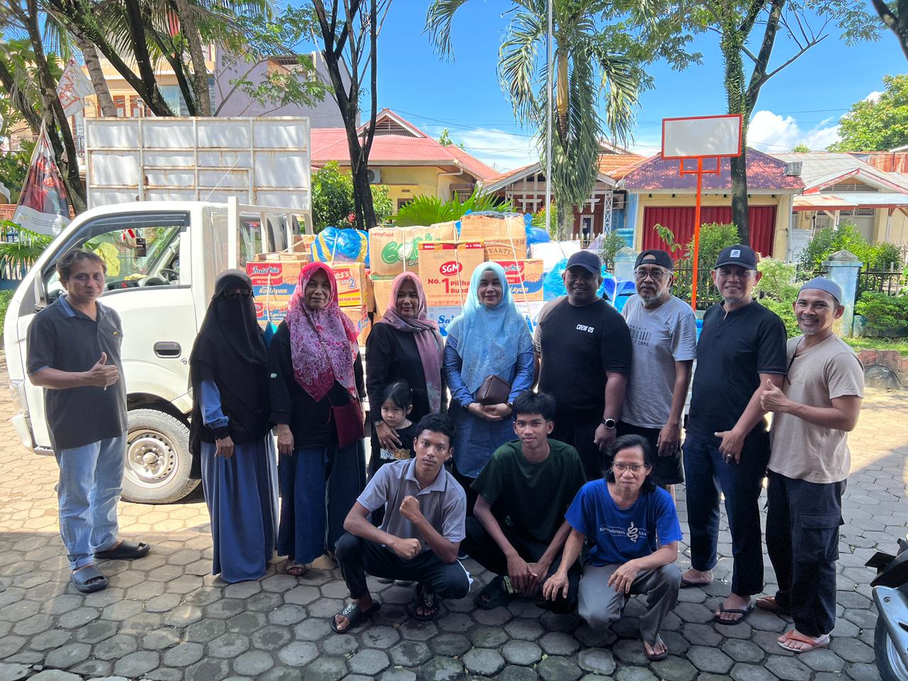 Bantuan warga RW 05 Indarung disalurkan ke sejumlah posko banjir Kecamatan Pauh, Padang, untuk meringankan beban pengungsi dan mendukung pemulihan wilayah terdampak, Sabtu (29/11/2025).