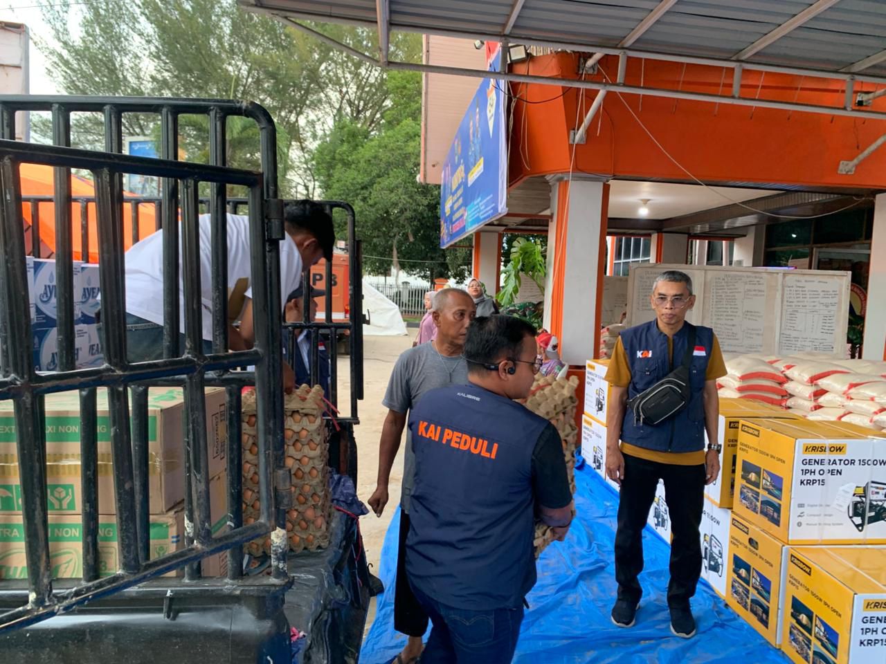 KAI Divre II Sumbar salurkan bantuan Bina Lingkungan tahap kedua untuk korban banjir, total TJSL tembus Rp 552 juta hingga November 2025.