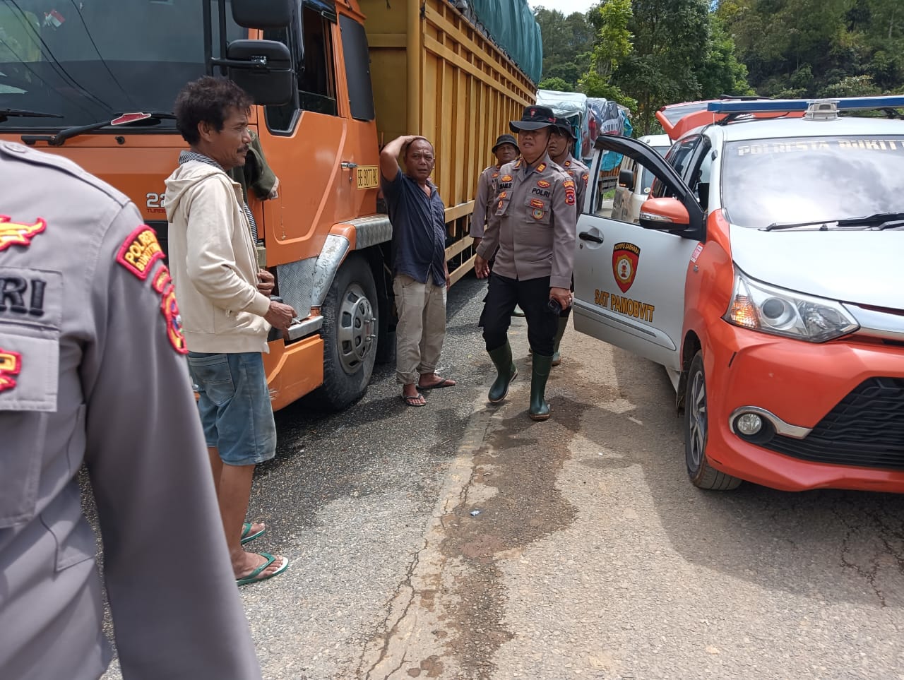 Jalur Bukittinggi-Pasaman via Palupuh masih belum bisa dilalui hingga Sabtu (29/11/2025) sore. (Foto: Satlantas Polresta Bukittinggi)