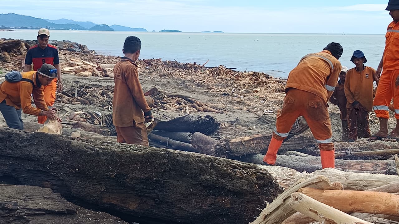 DLH Padang memastikan kesiapan penuh dalam menangani total 3.327 ton sampah pasca-bencana.