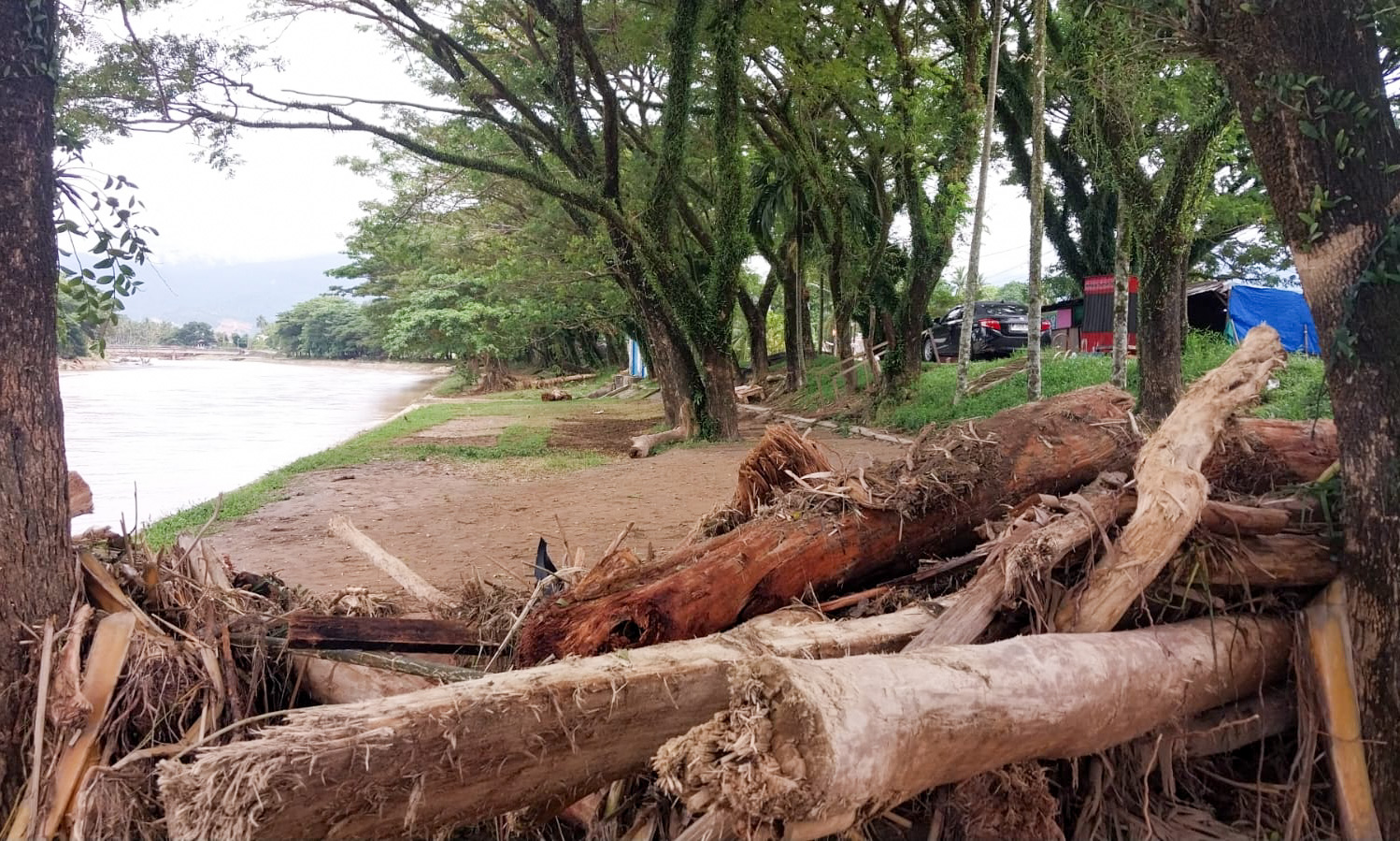 Banjir bandang menghanyutkan kafe outdoor di bantaran Batang Kabung Muaro Penjalinan, Kamis (27/11/2025), menyebabkan kerusakan parah dan memicu evaluasi penataan ruang. (Foto: Mengki K/Padeks)