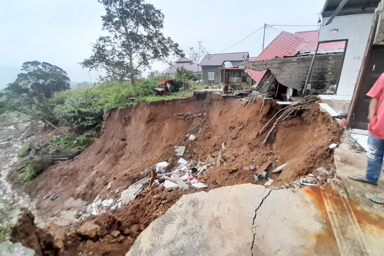 Longsor di Perumahan Griya Hansela 1, Jorong Bukit Gompong, Nagari Koto Gadang Guguak, Kecamatan Gunung Talang, Sabtu malam (29/11/2025).